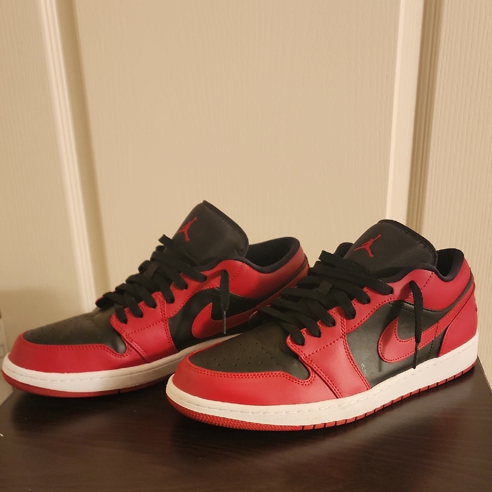 Jordan 1 Low "REVERSE BRED" - Picture 2 of 10